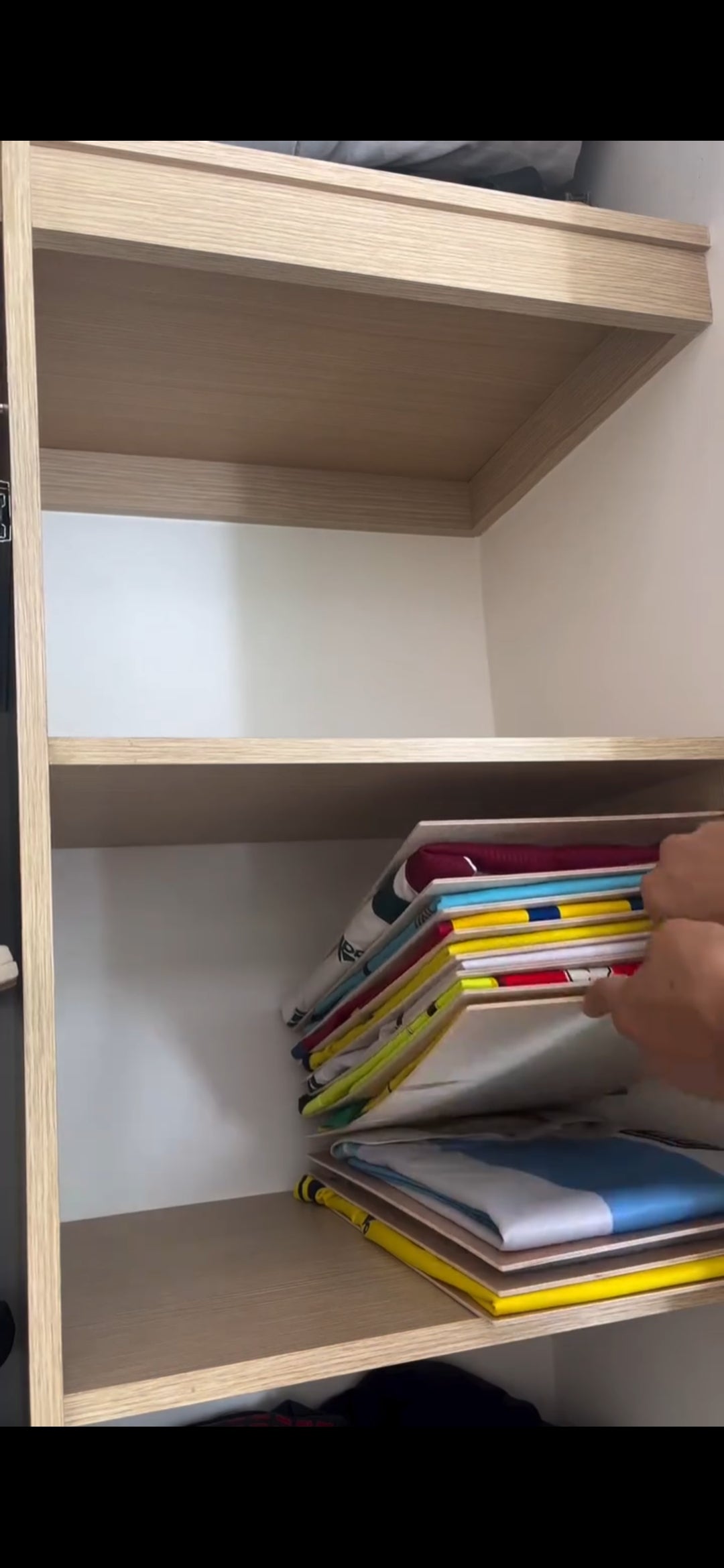رفوف ملابس